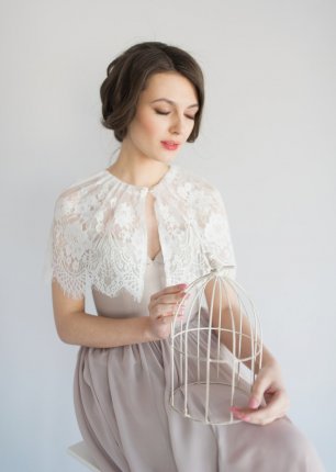 Платье с кружевной накидкой