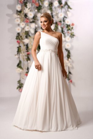 Свадебное платье с ассимметричным верхом