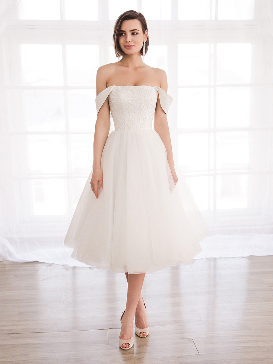 Узнайте подробнее об этой модели на нашем сайте: https://www.vesnawedding.ru/katalog-svadebnyh-platev/..

Скидка действует при покупке в первый день примерки.