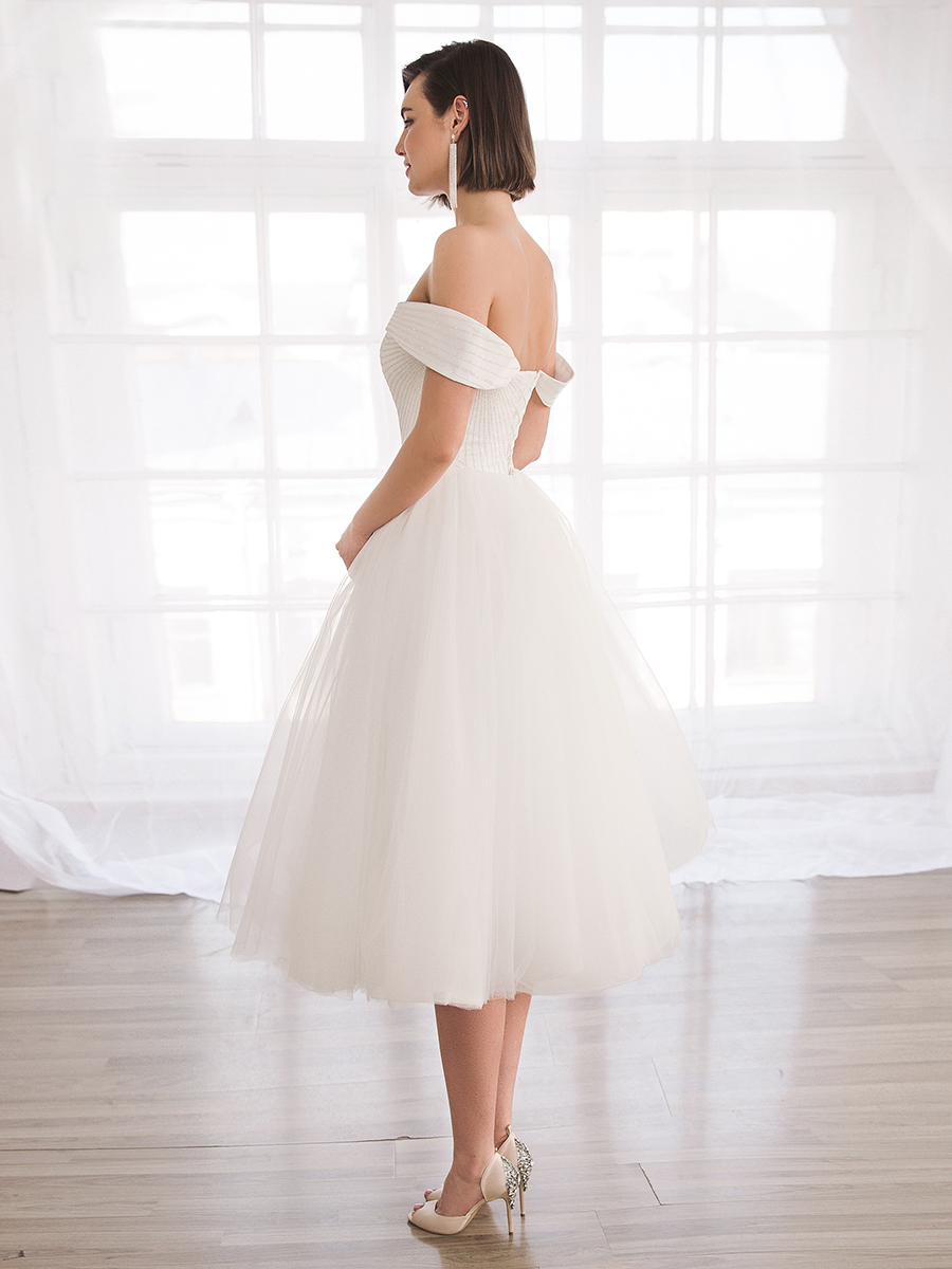 Узнайте подробнее об этой модели на нашем сайте: https://www.vesnawedding.ru/katalog-svadebnyh-platev/..

Скидка действует при покупке в первый день примерки.