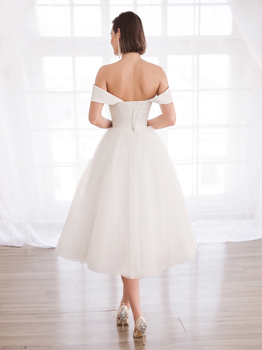 Узнайте подробнее об этой модели на нашем сайте: https://www.vesnawedding.ru/katalog-svadebnyh-platev/..

Скидка действует при покупке в первый день примерки.
