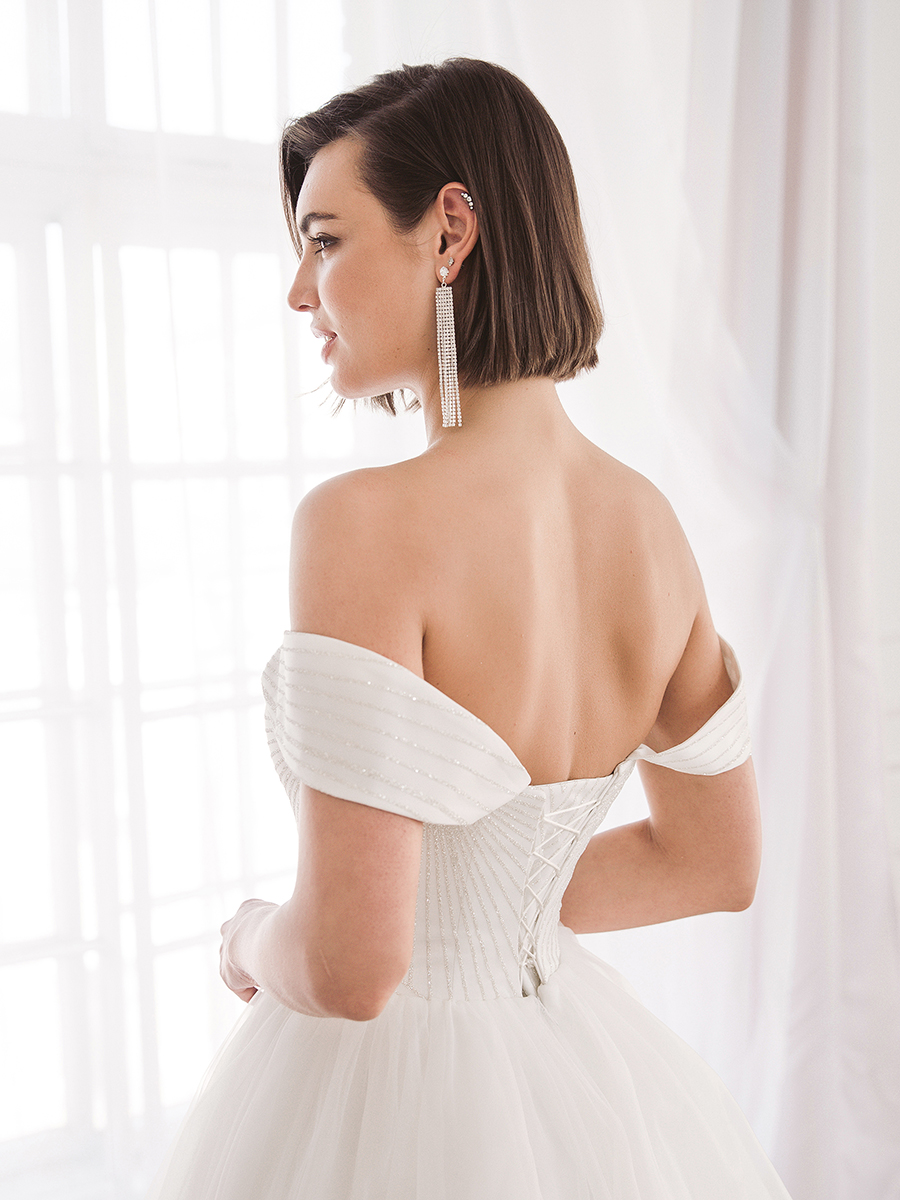 Узнайте подробнее об этой модели на нашем сайте: https://www.vesnawedding.ru/katalog-svadebnyh-platev/..

Скидка действует при покупке в первый день примерки.