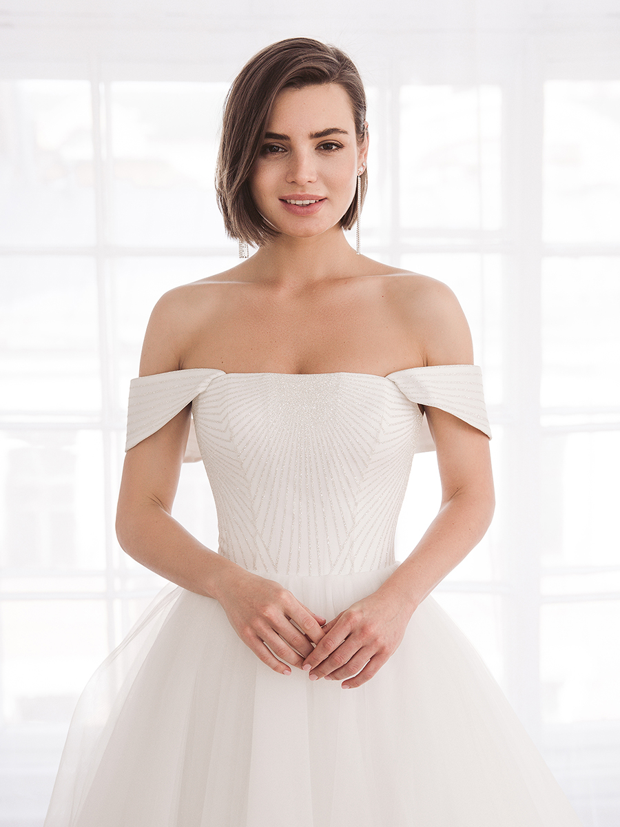 Узнайте подробнее об этой модели на нашем сайте: https://www.vesnawedding.ru/katalog-svadebnyh-platev/..

Скидка действует при покупке в первый день примерки.