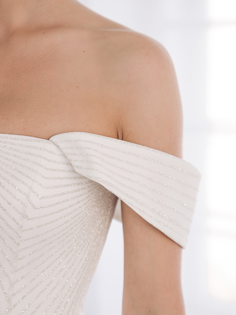 Узнайте подробнее об этой модели на нашем сайте: https://www.vesnawedding.ru/katalog-svadebnyh-platev/..

Скидка действует при покупке в первый день примерки.