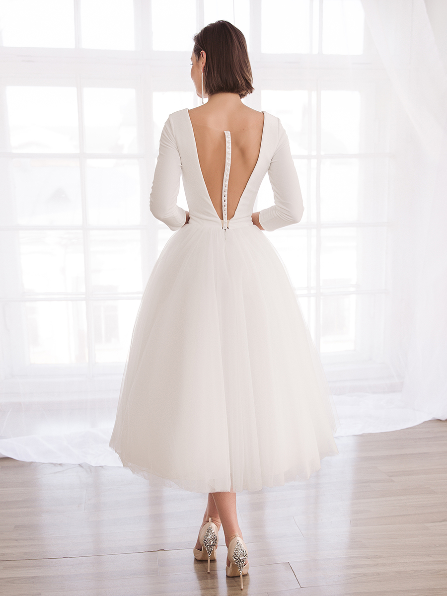 Узнайте подробнее об этой модели на нашем сайте:
https://www.vesnawedding.ru/katalog-svadebnyh-platev/..

Скидка действует при покупке в первый день примерки.