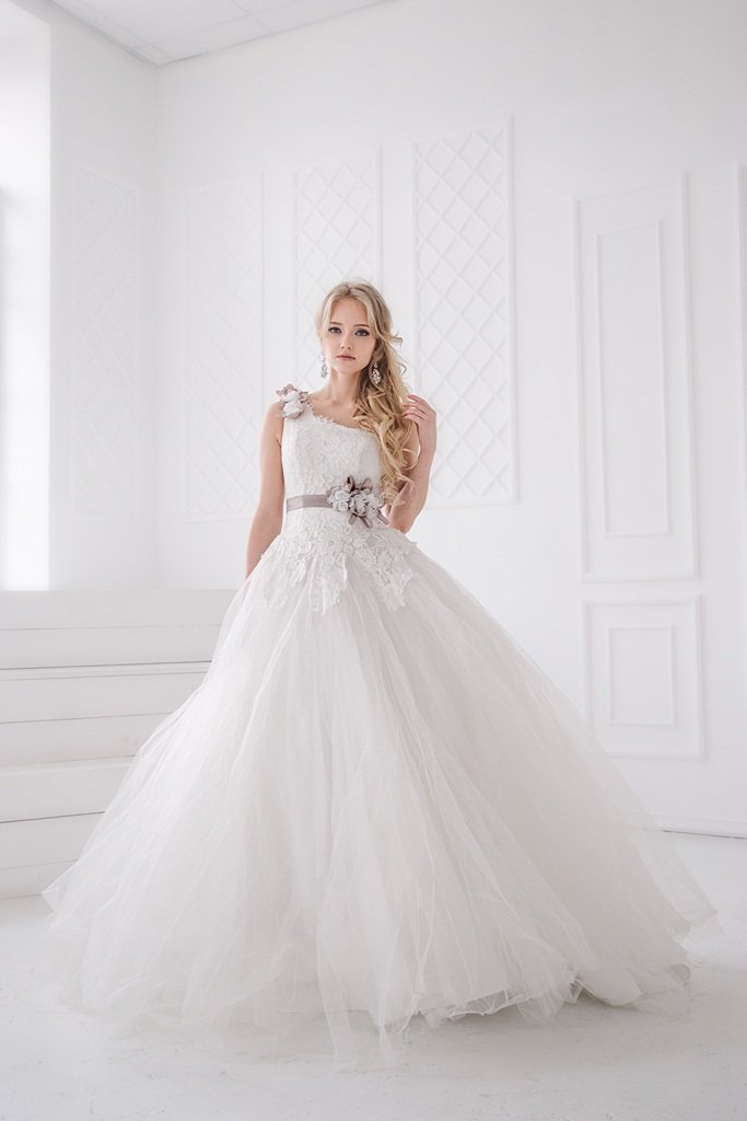 Свадебное платье Нарциза
http://www.vesnawedding.ru/katalog-svadebnyh-platev/svadebnoe-plate-nartsiza