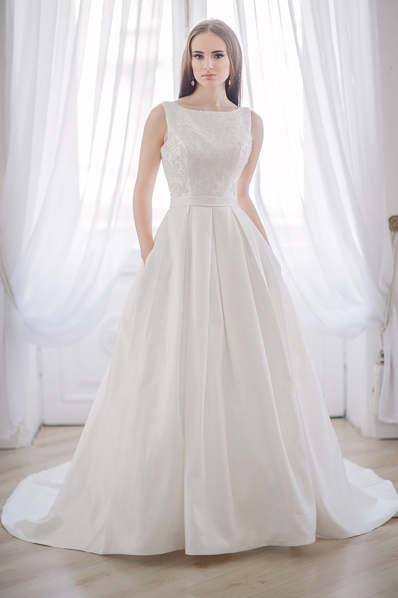 Свадебное платье Теслин
http://www.vesnawedding.ru/katalog-svadebnyh-platev/svadebnoe-plate-teslin