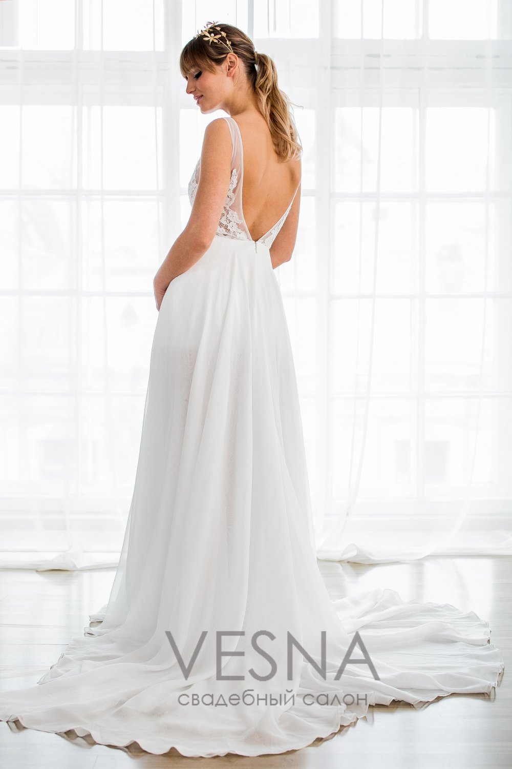 Свадебное платье Уна
http://www.vesnawedding.ru/katalog-svadebnyh-platev/svadebnoe-plate-una