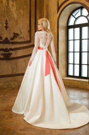 Атласная юбка и кружевной верх