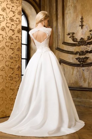 Красивое платье из атласа