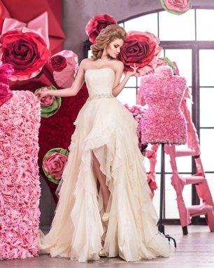 Свадебное платье с разрезом на юбке