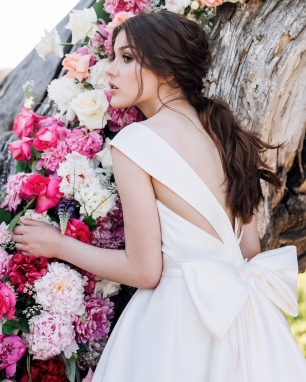 Лаконичное свадебное платье из матового атласа