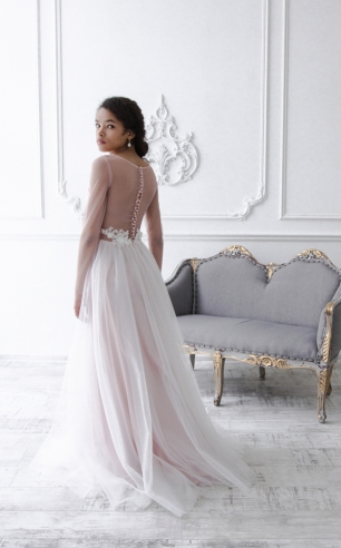 Пудровое свадебное платье с прозрачными рукавами