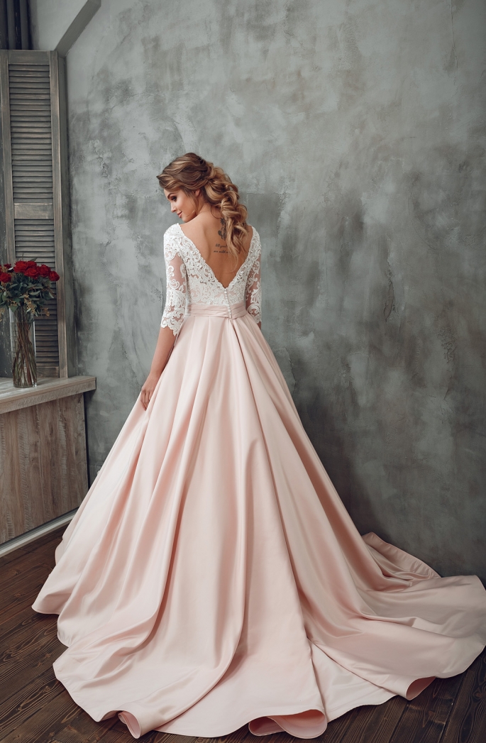 Стильное свадебное платье из пудрового атласа