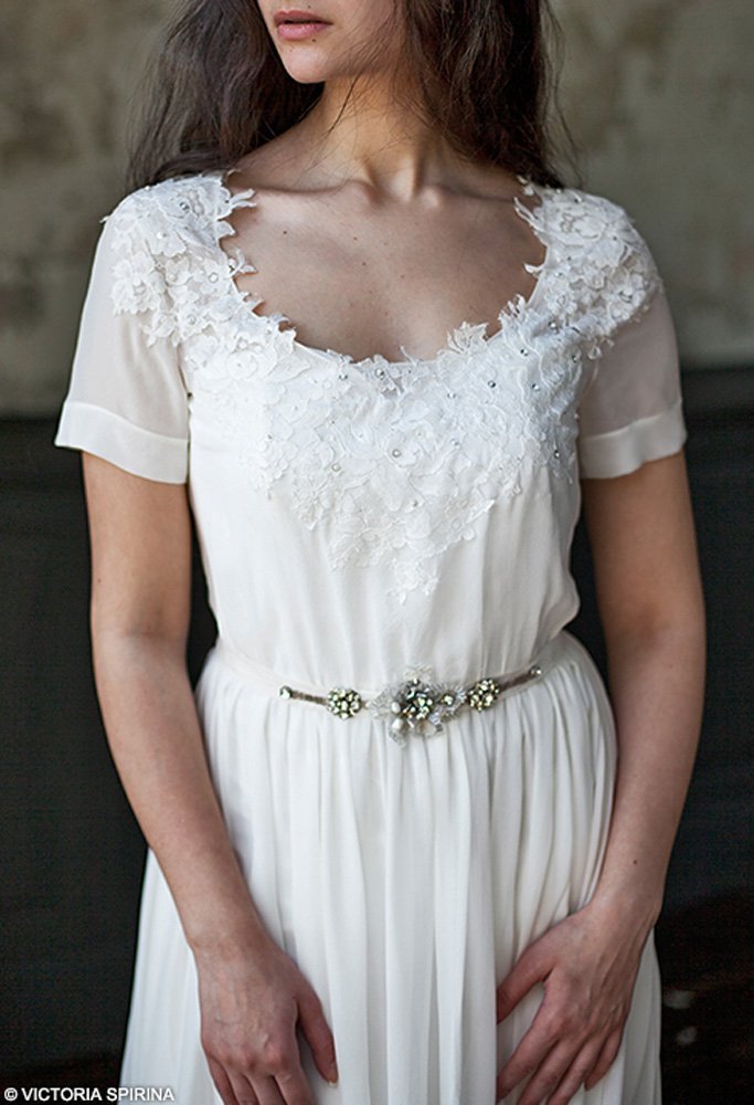 Воздушное свадебное платье из легкого шифона от дизайнера VICTORIA SPIRINA. Платье имеет корсет на косточках и легкую шифоновую накидку с кружевом поверх корсета. Корсет на молнии. МАТЕРИАЛЫ: 100% шёлк; кружево — 100% хлопок (CHANEL) (natural silk)