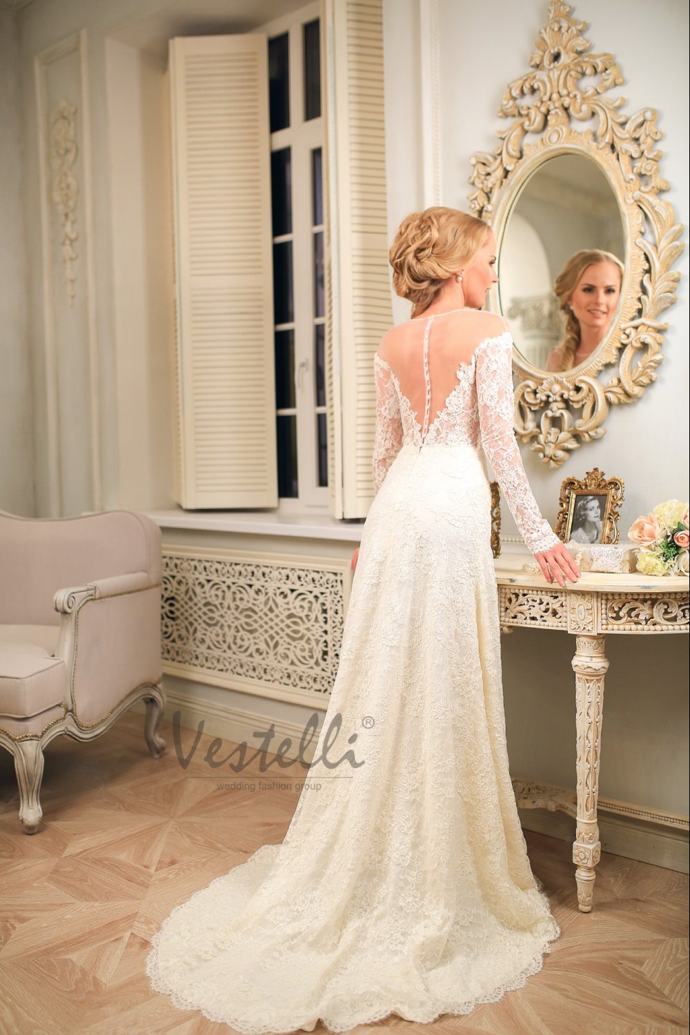 Невеста в роскошном платье перед зеркалом