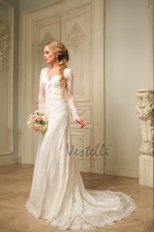 Платье невесты с длинными кружевными рукавами и кружевным шлейфом