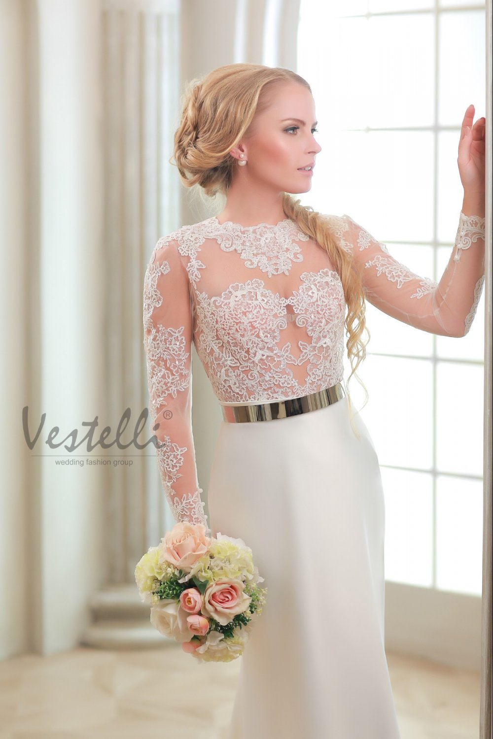 Платье невесты с кружевным верхом и длинными кружевными рукавами + золотой пояс