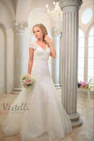 Платье невесты с кружевными рукавами