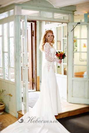 Платье невесты с длинным шлейфом