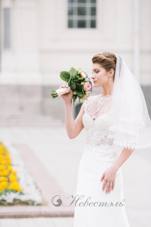 Шикарное платье с красивым кружевным корсетом