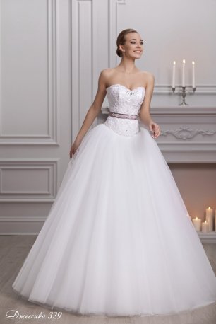 Свадебное платье с пышной юбкой