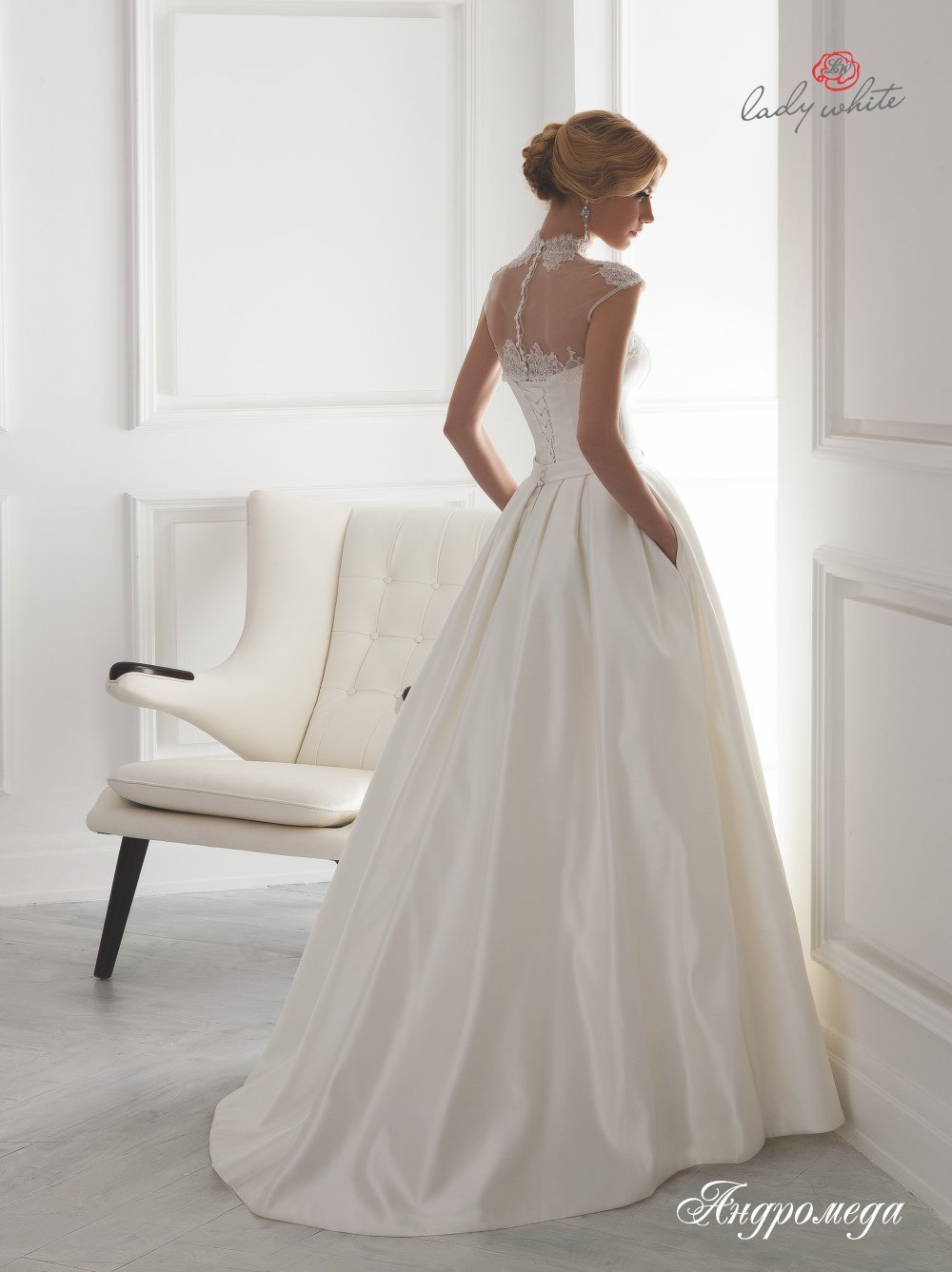 Платье свадебное "Lady White Universe Андромеда" подойдёт натурам изысканным и утончённым.
"Lady White Universe Андромеда" достойно подчеркнёт Вашу природную красоту и очарование, а сдержанная традиционная форма избавит образ от вульгарности. 
Ткань: атлас, гипюр, шантильи вышитый, эластичная сетка.
