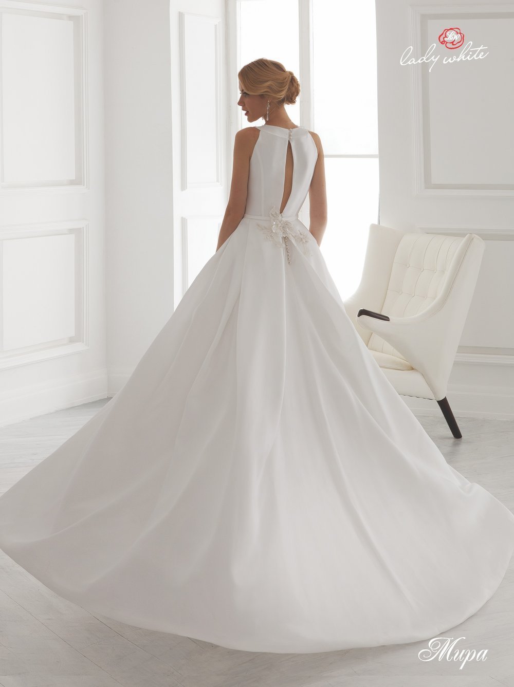 Платье свадебное "Lady White Universe Мира" - пышный и стильный вариант для Вашей свадьбы.
Изделие имеет аппликацию из гипюра, декорированную жемчугом и пояс съемный. 
Ткань: микадо