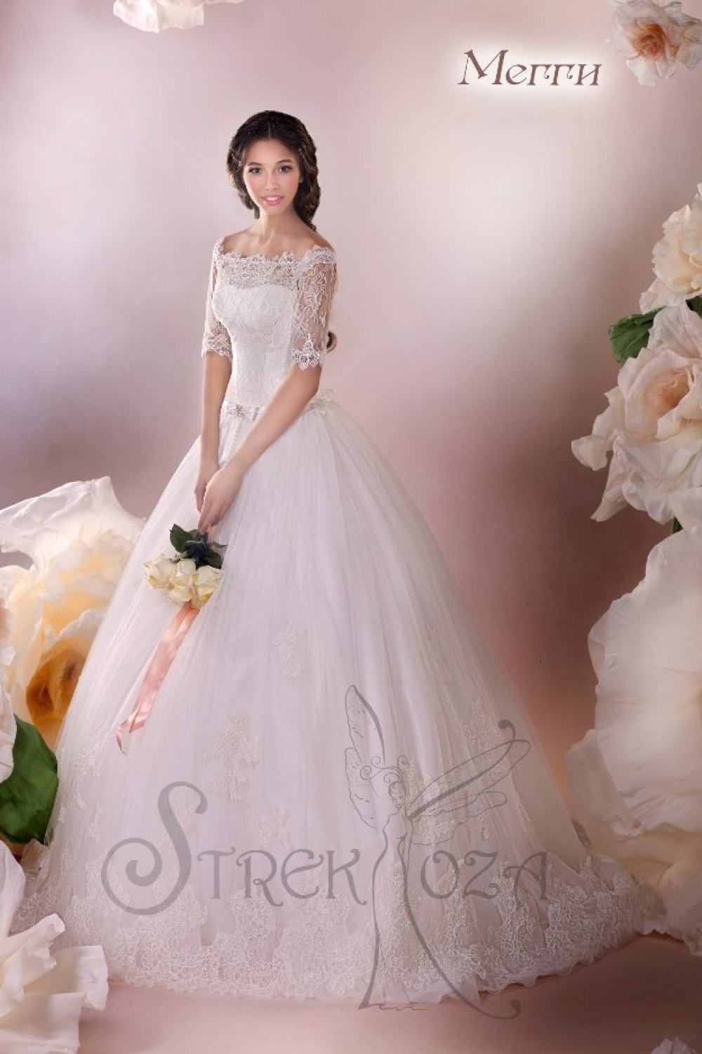 Шикарное свадебное платье Мегги имеет огромную популярность среди невест, придерживающихся классических вкусов.

Роскошь кружева и чувственность невесомой органзы как нельзя лучше сплелись воедино в этом пышном свадебном наряде. Небольшие рукава, выполненные из тончайшей ажурной ткани, мягко облегают руки. Венчает совершенный образ этого платья из новой коллекции многослойная юбка в пол, расшитая цветочным орнаментом по низу.