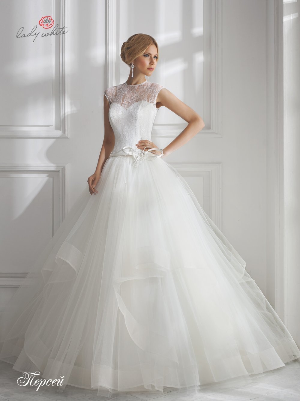 Персей" создаст ощущение возвышенного восторга, в котором невеста станет настоящей королевой: блистательно красивой и стильной до безупречности.
Ткань: шантильи вышитое, фатин.