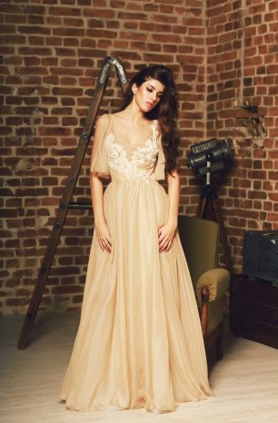 Платье невесты с отделкой кружевом