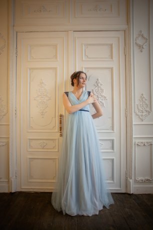 Дизайнерское платье для фотосессий из нежного шелка-фатина с нитями стразов на спине и плечиках