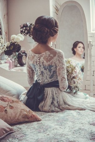 Кружевное платье невесты с зеленым поясом