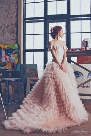 Оригинальное платье невесты с пышной юбкой