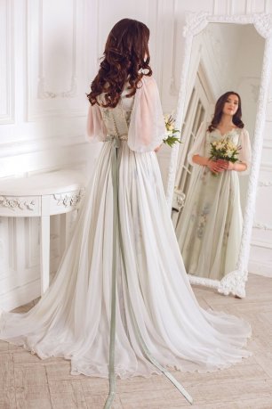 Платье невесты с широкими рукавами