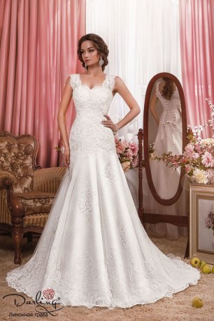 Белоснежное платье со шнуровкой