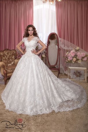 Пышное платье со шлейфом