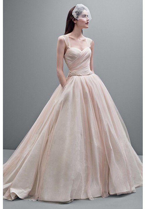 Очень нежное бальное платье White by Vera Wang с пышной юбкой из тюли. Корсет украшен декоративным жемчугом. Платье представлено в цветах айвори и нежно розовом.