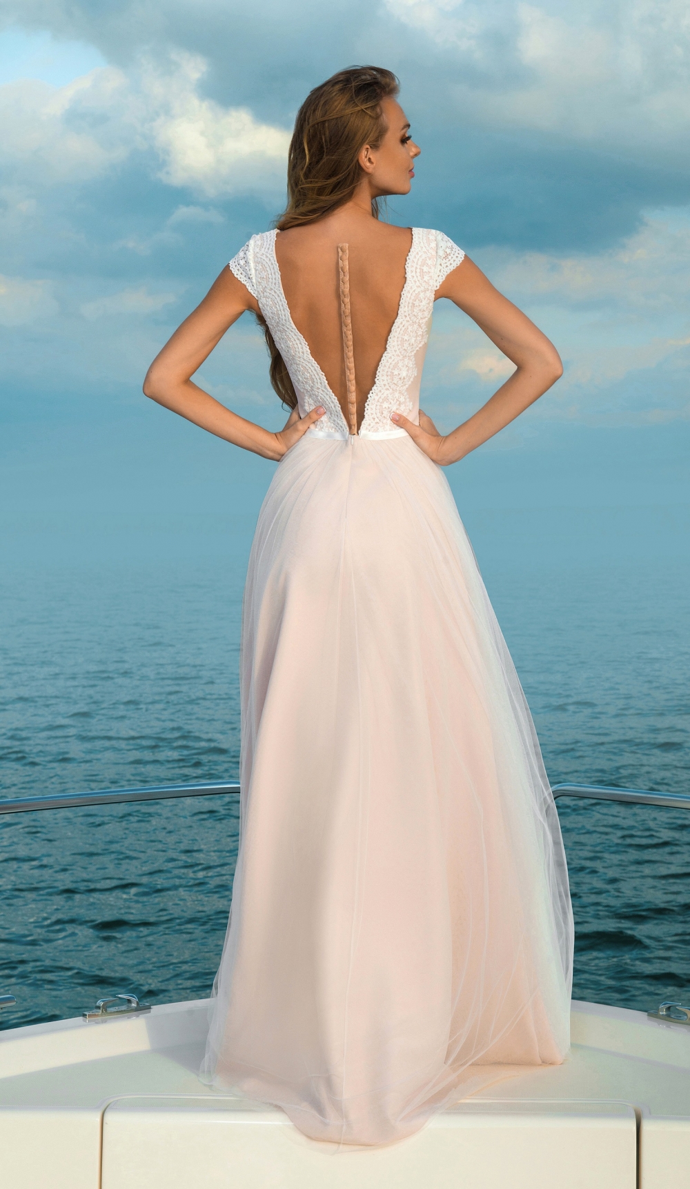 Свадебное платье Белия. Углубленный V-вырез спереди и сзади, струящаяся юбка А-силуэта из шелковой сетки.