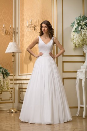 Модель Шарле. Платье А-силуэта из легкого, струящегося шифона с V-образным вырезом и драпировкой на корсете. Вручную расшитый пояс украшен кристаллами и бисером.