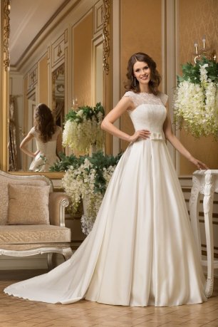 Платье Романс, А-силуэта из французского атласа и винтажного кружева. Вырез бато спереди и волшебная спинка. Юбка в бантовую складку переходит в шлейф средней длины, в боковых швах кармашки.