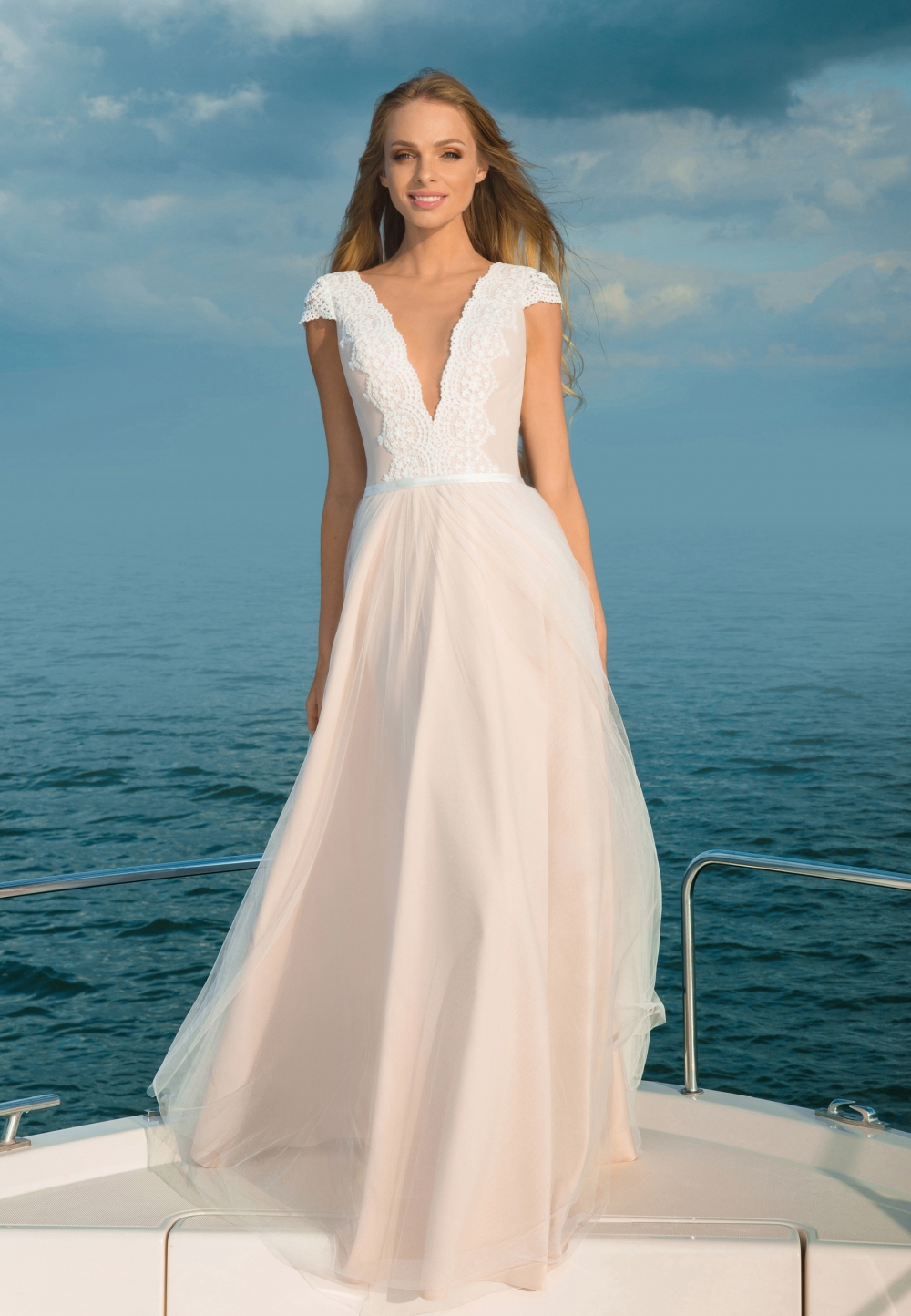 Свадебное платье "Белия". Углубленный V-вырез спереди и сзади, струящаяся юбка А-силуэта из шелковой сетки