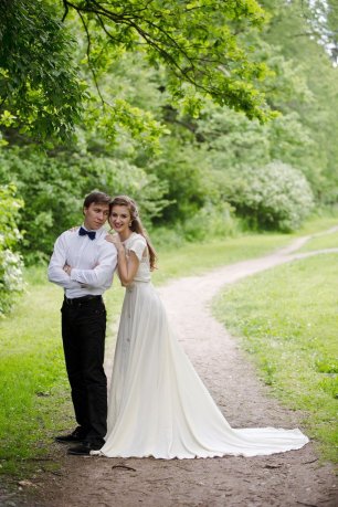 Фотосессия невесты и жениха на природе