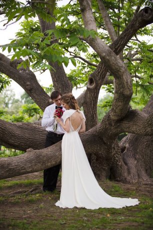 Фотосессия у большого старого дерева