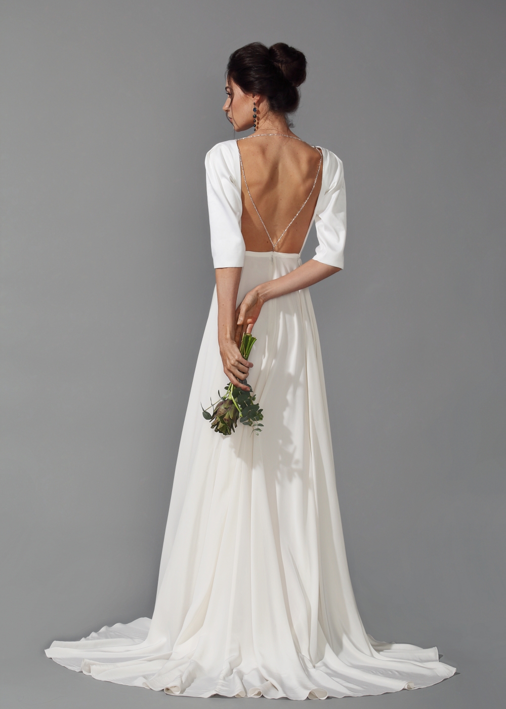 Свадебное платье с открытой спиной и длинными рукавами