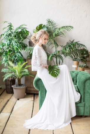 Легкое свадебное платье из натурального итальянского шелка и французского кружева.