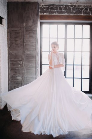 Летящее шелковое свадебное платье