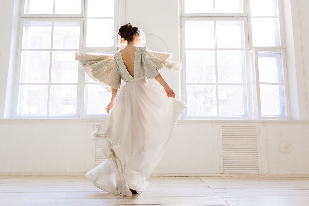 Летящее свадебное платье с пайетками
