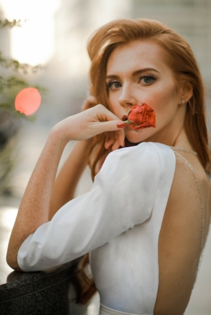 Минималистичное шелковое свадебное платье с открытой спиной