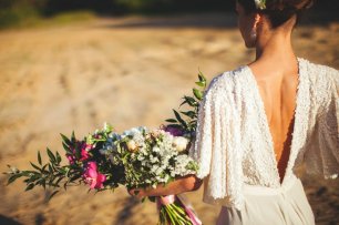 Платье с глубоким v-образным вырезом на спине